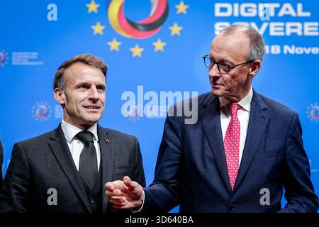 18. November 2025, Berlin: Der französische Präsident Emmanuel Macron (l) und der deutsche Bundeskanzler Friedrich Merz (CDU) nehmen am Europäischen Gipfeltreffen zur digitalen Souveränität auf dem EUREF-Campus teil. Das Gipfeltreffen findet auf Einladung des deutschen und französischen Digitalministeriums statt. Foto: Kay Nietfeld/dpa Stockfoto