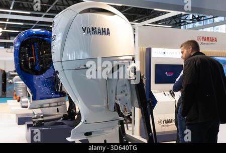 Amsterdam, Niederlande. November 2025. Besucher besuchen die METSTRADE Messe im RAI Convention Center in Amsterdam, Niederlande, 18. November 2025. Die jährliche METSTRADE, eine Fachmesse für Schiffsausrüstung, fand von Dienstag bis Donnerstag in Amsterdam statt. Quelle: Sylvia Lederer/Xinhua/Alamy Live News Stockfoto