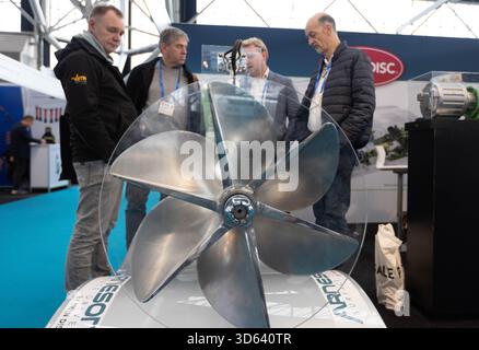 Amsterdam, Niederlande. November 2025. Besucher besuchen die METSTRADE Messe im RAI Convention Center in Amsterdam, Niederlande, 18. November 2025. Die jährliche METSTRADE, eine Fachmesse für Schiffsausrüstung, fand von Dienstag bis Donnerstag in Amsterdam statt. Quelle: Sylvia Lederer/Xinhua/Alamy Live News Stockfoto