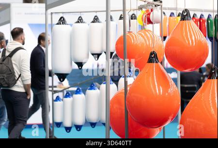 Amsterdam, Niederlande. November 2025. Besucher besuchen die METSTRADE Messe im RAI Convention Center in Amsterdam, Niederlande, 18. November 2025. Die jährliche METSTRADE, eine Fachmesse für Schiffsausrüstung, fand von Dienstag bis Donnerstag in Amsterdam statt. Quelle: Sylvia Lederer/Xinhua/Alamy Live News Stockfoto