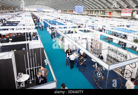 Amsterdam, Niederlande. November 2025. Besucher besuchen die METSTRADE Messe im RAI Convention Center in Amsterdam, Niederlande, 18. November 2025. Die jährliche METSTRADE, eine Fachmesse für Schiffsausrüstung, fand von Dienstag bis Donnerstag in Amsterdam statt. Quelle: Sylvia Lederer/Xinhua/Alamy Live News Stockfoto