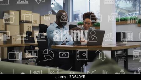 Zeigender Mann in hellblauem Hemd, Frau in grauem Pullover, die Laptop-Daten im modernen Büro überprüft Stockfoto