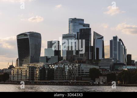 Die moderne Londoner Skyline mit Glashochhäusern, die warmes Licht bei Sonnenuntergang reflektieren. Stockfoto