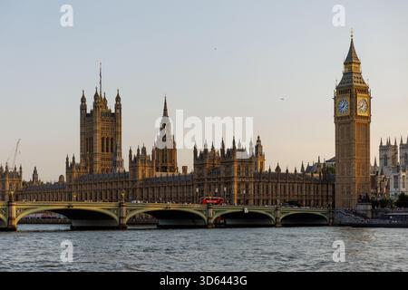 Die Houses of Parliament und Westminster Bridge, die während der goldenen Stunde über die Themse gesehen werden. Stockfoto