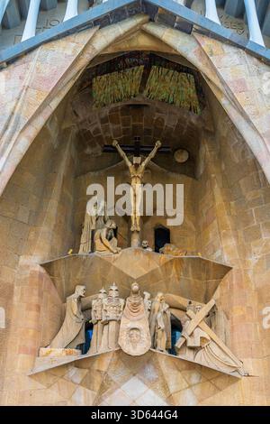 Passionsfassade mit Jesus am Kreuz. Außenansicht der Kathedrale Sagrada Familia im Jugendstil in Barcelona, Katalonien, Spanien. Stockfoto