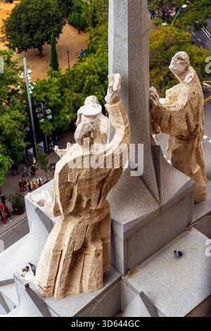 Passionsfassade mit Jesus am Kreuz. Außenansicht der Kathedrale Sagrada Familia im Jugendstil in Barcelona, Katalonien, Spanien. Stockfoto