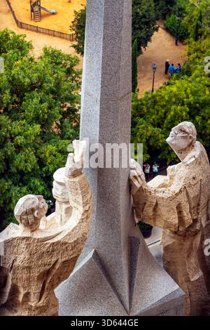 Passionsfassade mit Jesus am Kreuz. Außenansicht der Kathedrale Sagrada Familia im Jugendstil in Barcelona, Katalonien, Spanien. Stockfoto