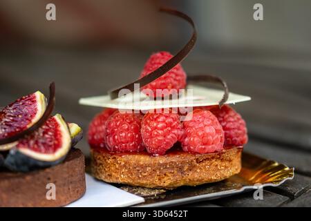Himbeer- und Feigenkuchen-Desserts auf einem Holztisch aus nächster Nähe Stockfoto