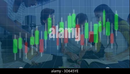 Teamkollegen mit lässigen Hemden, die Berichte auf der Büroetage überprüfen, mit Überlagerung von Diagrammen Stockfoto