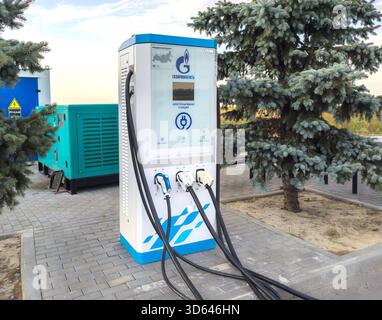 Liski, Russland - 12. September 2024: Ladestation für Elektrofahrzeuge an der Gasstation Gazpromneft Stockfoto