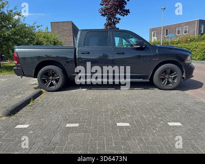 Almere, Niederlande - 19. Juni 2025: Black RAM Truck parkt auf einem öffentlichen Parkplatz. Niemand im Fahrzeug. Stockfoto