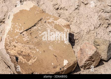 Auf einem verwitterten Stein im Irak Uruk wurde eine alte Inschrift in Keilschrift entdeckt, die Licht auf die mesopotamische Zivilisation und Sprache wirft Stockfoto