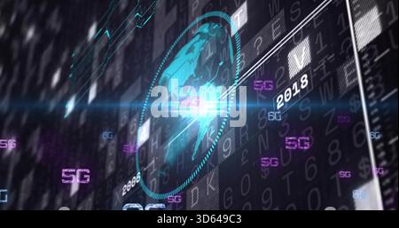Holographische Kugel, die sich in gepunktetem Absehen auf gekrümmtem HUD dreht, mit sich wiederholenden 5G-Tags Stockfoto