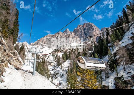 ki Sessellift in Cortina d’Ampezzo, Dolomiten, Italien. Schneebedeckte alpine Pisten und Winterlandschaften heben Abenteuer, Reise und Bergsport hervor Stockfoto