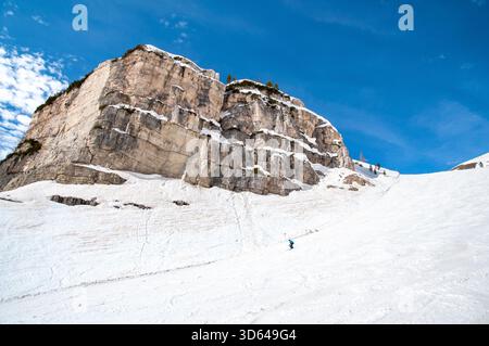 Schneebedeckte Skipiste in Cortina d’Ampezzo, Dolomiten, Italien. Die alpine Winterlandschaft bringt Sport-, Reise- und Bergtourismusthemen zum Ausdruck Stockfoto