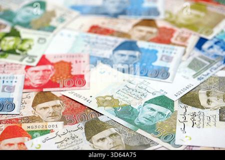 Pakistanische Rupien Banknoten. Die aktuellen pakistanischen Geldrechnungen liegen in großer Höhe auf dem Tisch. Das Konzept des Geschäfts und der Investitionen in Pakistan Stockfoto