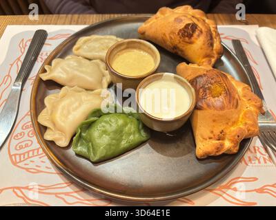 Gebackene Pierogi auf Teller im traditionellen Danziger Restaurant, Polen, mit Knödeln mit Käse- und Kartoffelfüllungen. Stockfoto