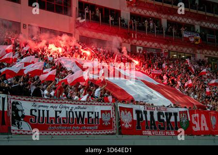 Attard, Malta. November 2025. Polnische Fans, die beim Spiel der Gruppe G der europäischen Qualifikation zur FIFA-Weltmeisterschaft 2026 zwischen Malta und Polen im Ta' Qali National Stadium in Attard, Malta am 17. November 2025 mit den Aufschlägen konfrontiert sind (Foto: Andrew SURMA/SIPA USA). Quelle: SIPA USA/Alamy Live News Stockfoto