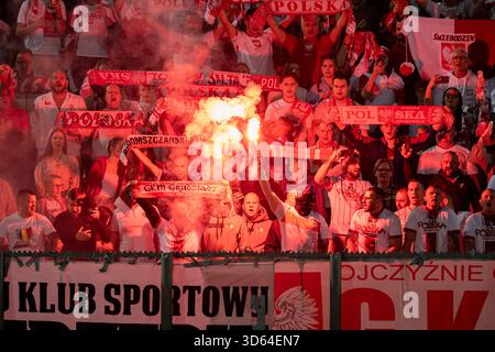 Attard, Malta. November 2025. Polnische Fans, die beim Spiel der Gruppe G der europäischen Qualifikation zur FIFA-Weltmeisterschaft 2026 zwischen Malta und Polen im Ta' Qali National Stadium in Attard, Malta am 17. November 2025 mit den Aufschlägen konfrontiert sind (Foto: Andrew SURMA/SIPA USA). Quelle: SIPA USA/Alamy Live News Stockfoto