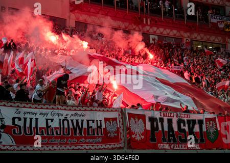 Attard, Malta. November 2025. Polnische Fans, die beim Spiel der Gruppe G der europäischen Qualifikation zur FIFA-Weltmeisterschaft 2026 zwischen Malta und Polen im Ta' Qali National Stadium in Attard, Malta am 17. November 2025 mit den Aufschlägen konfrontiert sind (Foto: Andrew SURMA/SIPA USA). Quelle: SIPA USA/Alamy Live News Stockfoto