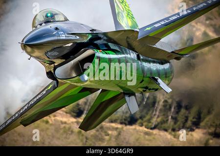 General Dynamics F-16AM FA-87 „Dream Viper“ während einer Luft-Luft-Fotomission im Jahr 2023, in Formation mit einem belgischen Luftwaffenflugzeug Airbus A400M, der als Fotoplattform fungierte. Die Formation führte über die Ardennen und die belgische Küste und zeigte dynamische Manöver, Rauchpfade, Flares und den charakteristischen invertierten Pass des Jets. Der A400M bot einen einzigartigen Aussichtspunkt, obwohl seine leistungsstarken Motoren Turbulenzen und Hitzewolken verursachten, die einen größeren Sicherheitsabstand erforderten – eine zusätzliche Herausforderung für Fotografen an Bord. Perfekte Wetterbedingungen vervollständigten eine außergewöhnliche Luft Stockfoto