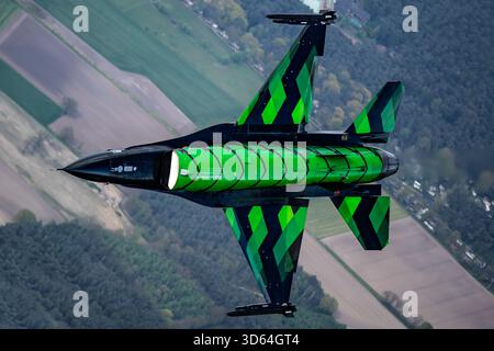 General Dynamics F-16AM FA-87 „Dream Viper“ während einer Luft-Luft-Fotomission im Jahr 2023, in Formation mit einem belgischen Luftwaffenflugzeug Airbus A400M, der als Fotoplattform fungierte. Die Formation führte über die Ardennen und die belgische Küste und zeigte dynamische Manöver, Rauchpfade, Flares und den charakteristischen invertierten Pass des Jets. Der A400M bot einen einzigartigen Aussichtspunkt, obwohl seine leistungsstarken Motoren Turbulenzen und Hitzewolken verursachten, die einen größeren Sicherheitsabstand erforderten – eine zusätzliche Herausforderung für Fotografen an Bord. Perfekte Wetterbedingungen vervollständigten eine außergewöhnliche Luft Stockfoto
