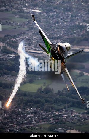General Dynamics F-16AM FA-87 „Dream Viper“ während einer Luft-Luft-Fotomission im Jahr 2023, in Formation mit einem belgischen Luftwaffenflugzeug Airbus A400M, der als Fotoplattform fungierte. Die Formation führte über die Ardennen und die belgische Küste und zeigte dynamische Manöver, Rauchpfade, Flares und den charakteristischen invertierten Pass des Jets. Der A400M bot einen einzigartigen Aussichtspunkt, obwohl seine leistungsstarken Motoren Turbulenzen und Hitzewolken verursachten, die einen größeren Sicherheitsabstand erforderten – eine zusätzliche Herausforderung für Fotografen an Bord. Perfekte Wetterbedingungen vervollständigten eine außergewöhnliche Luft Stockfoto