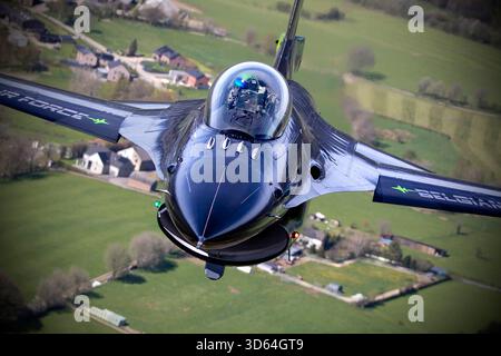 General Dynamics F-16AM FA-87 „Dream Viper“ während einer Luft-Luft-Fotomission im Jahr 2023, in Formation mit einem belgischen Luftwaffenflugzeug Airbus A400M, der als Fotoplattform fungierte. Die Formation führte über die Ardennen und die belgische Küste und zeigte dynamische Manöver, Rauchpfade, Flares und den charakteristischen invertierten Pass des Jets. Der A400M bot einen einzigartigen Aussichtspunkt, obwohl seine leistungsstarken Motoren Turbulenzen und Hitzewolken verursachten, die einen größeren Sicherheitsabstand erforderten – eine zusätzliche Herausforderung für Fotografen an Bord. Perfekte Wetterbedingungen vervollständigten eine außergewöhnliche Luft Stockfoto