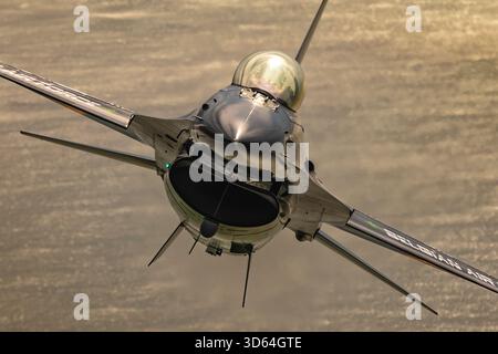 General Dynamics F-16AM FA-87 „Dream Viper“ während einer Luft-Luft-Fotomission im Jahr 2023, in Formation mit einem belgischen Luftwaffenflugzeug Airbus A400M, der als Fotoplattform fungierte. Die Formation führte über die Ardennen und die belgische Küste und zeigte dynamische Manöver, Rauchpfade, Flares und den charakteristischen invertierten Pass des Jets. Der A400M bot einen einzigartigen Aussichtspunkt, obwohl seine leistungsstarken Motoren Turbulenzen und Hitzewolken verursachten, die einen größeren Sicherheitsabstand erforderten – eine zusätzliche Herausforderung für Fotografen an Bord. Perfekte Wetterbedingungen vervollständigten eine außergewöhnliche Luft Stockfoto