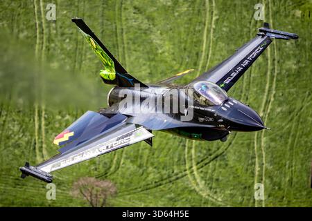 General Dynamics F-16AM FA-87 „Dream Viper“ während einer Luft-Luft-Fotomission im Jahr 2023, in Formation mit einem belgischen Luftwaffenflugzeug Airbus A400M, der als Fotoplattform fungierte. Die Formation führte über die Ardennen und die belgische Küste und zeigte dynamische Manöver, Rauchpfade, Flares und den charakteristischen invertierten Pass des Jets. Der A400M bot einen einzigartigen Aussichtspunkt, obwohl seine leistungsstarken Motoren Turbulenzen und Hitzewolken verursachten, die einen größeren Sicherheitsabstand erforderten – eine zusätzliche Herausforderung für Fotografen an Bord. Perfekte Wetterbedingungen vervollständigten eine außergewöhnliche Luft Stockfoto