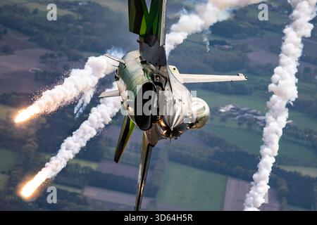 General Dynamics F-16AM FA-87 „Dream Viper“ während einer Luft-Luft-Fotomission im Jahr 2023, in Formation mit einem belgischen Luftwaffenflugzeug Airbus A400M, der als Fotoplattform fungierte. Die Formation führte über die Ardennen und die belgische Küste und zeigte dynamische Manöver, Rauchpfade, Flares und den charakteristischen invertierten Pass des Jets. Der A400M bot einen einzigartigen Aussichtspunkt, obwohl seine leistungsstarken Motoren Turbulenzen und Hitzewolken verursachten, die einen größeren Sicherheitsabstand erforderten – eine zusätzliche Herausforderung für Fotografen an Bord. Perfekte Wetterbedingungen vervollständigten eine außergewöhnliche Luft Stockfoto