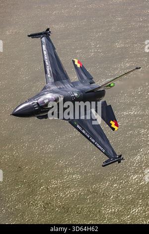 General Dynamics F-16AM FA-87 „Dream Viper“ während einer Luft-Luft-Fotomission im Jahr 2023, in Formation mit einem belgischen Luftwaffenflugzeug Airbus A400M, der als Fotoplattform fungierte. Die Formation führte über die Ardennen und die belgische Küste und zeigte dynamische Manöver, Rauchpfade, Flares und den charakteristischen invertierten Pass des Jets. Der A400M bot einen einzigartigen Aussichtspunkt, obwohl seine leistungsstarken Motoren Turbulenzen und Hitzewolken verursachten, die einen größeren Sicherheitsabstand erforderten – eine zusätzliche Herausforderung für Fotografen an Bord. Perfekte Wetterbedingungen vervollständigten eine außergewöhnliche Luft Stockfoto