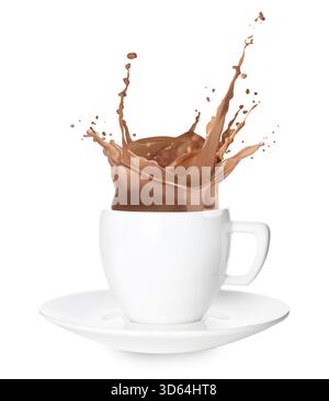 Leckeres Kakaogetränk, das in der Tasse vor weißem Hintergrund spritzt Stockfoto