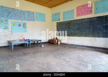 Gasura Ruanda - 8. September 2025; leerer Kindergarten-Klassenzimmer mit Tafel und Zahlen und Zeichnungen an der Wand. Stockfoto