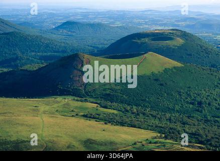 Regionaler Naturpark der Vulkane der Auvergne. Volacnoes Le Pariou und Puy des Goules. Puy de Dome, Auvergne Rhone Alpes. Frankreich. Stockfoto