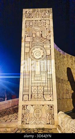Relief eines aztekischen Kriegers im Monument to the Vaterland Complex, erbaut 1956 vom kolumbianischen Architekten Romulo Rozo in Merida, Yucatan, Mexiko Stockfoto