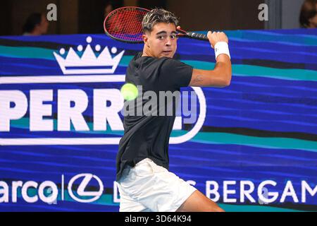 Bergamo, Italien. November 2025. Pierluigi BASILE (ITA) während ATP Challenger Bergamo, internationales Tennisspiel in Bergamo, Italien, 18. November 2025 Credit: Independent Photo Agency/Alamy Live News Stockfoto