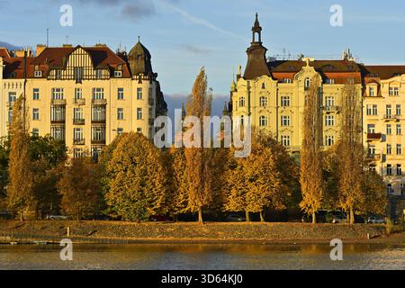 Häuser von Janáčkovo nábřeží (Damm) in Prag Tschechische Republik. Stockfoto