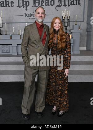 17. November 2025, Los Angeles, Kalifornien, USA: Der amerikanische Filmkomponist, Regisseur und Produzent NATHAN JOHNSON und KATIE CHASTAIN nehmen an der Premiere von Wake Up Dead man: A Knives Out Mystery teil. (Credit Image: © Billy Bennight/ZUMA Press Wire) NUR REDAKTIONELLE VERWENDUNG! Nicht für kommerzielle ZWECKE! Stockfoto