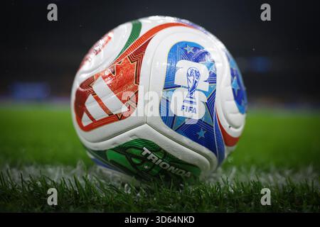 Mailand, Italien. November 2025. Details zum neuen Matchball der Adidas Trionda Offiziellen FIFA Fussball-Weltmeisterschaft 2026 vor dem Auftakt beim Europameisterspiel der FIFA Fussball-Weltmeisterschaft Italien gegen Norwegen in Giuseppe Meazza, Mailand. Der Bildnachweis sollte lauten: Jonathan Moscrop/Sportimage Credit: Sportimage Ltd/Alamy Live News Stockfoto