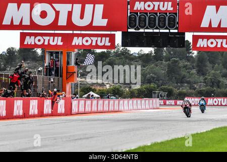 Der italienische Fahrer Marco Bezzecchi (Aprilia Racing) nimmt die karierte Flagge und gewinnt das Rennen vom pensionierten spanischen Fahrer Jorge Lorenzo vor dem spanier Stockfoto