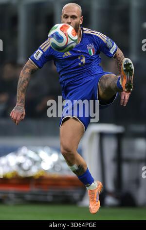 Mailand, Italien. November 2025. Federico Dimarco aus Italien während des Qualifikationsspiels Italien gegen Norwegen bei der FIFA Fussball-Weltmeisterschaft in Giuseppe Meazza, Mailand. Der Bildnachweis sollte lauten: Jonathan Moscrop/Sportimage Credit: Sportimage Ltd/Alamy Live News Stockfoto