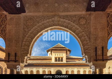 Granada, Spanien - 5. September 2024: Der Hof der Löwen in der Alhambra. Reich verzierter Bogengang, der einen Innenhof mit einem gekachelten Dach umrahmt und kompliziert Stockfoto