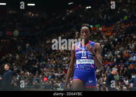 Paola Egonu #18 von Numia Vero Volley Milano wurde während des Spiels der Volley Serie A Frauen 2025/26 zwischen Numia Vero Volley Milano und Igor Gorgonzola Novara im Unipol Forum gesehen. Endpunktzahl: Numia Vero Volley Milano 2 : 3 Igor Gorgonzola Novara. Stockfoto