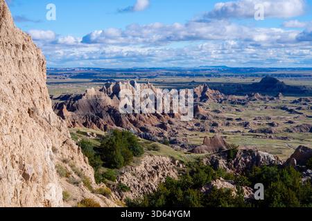 Blick von der Notch mit Blick auf das Hauptbecken im Badlands National Park an einem wunderschönen Herbstnachmittag. Stockfoto