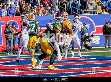 Green Bay Packers Wide Receiver Christian Watson (9) erhält einen Pass für einen Touchdown, als New York Giants Cornerback Deonte Banks (2) während eines NFL-Spiels im MetLife Stadium in East Rutherford, New Jersey am Sonntag, den 16. November 2025, verteidigte. Duncan Williams/CSM Stockfoto