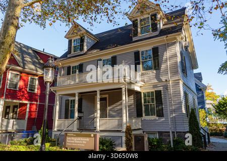 Brookline, MA, USA-26. Oktober 2025: Äußerung des Geburtsortes von Präsident John F. Kennedy in diesem Vorort von Boston, der eine National Historic Site ist. Stockfoto