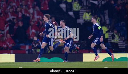 Hampden Park, Glasgow, Großbritannien. November 2025. FIFA-WM-Qualifikation internationaler Fußball, Schottland gegen Dänemark; Scott McTominay aus Schottland feiert, nachdem er in der 3. Minute einen Treffer erzielte. Credit: Action Plus Sports/Alamy Live News Stockfoto