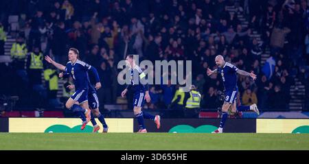 Hampden Park, Glasgow, Großbritannien. November 2025. FIFA-WM-Qualifikation internationaler Fußball, Schottland gegen Dänemark; Scott McTominay aus Schottland feiert, nachdem er in der 3. Minute einen Treffer erzielte. Credit: Action Plus Sports/Alamy Live News Stockfoto