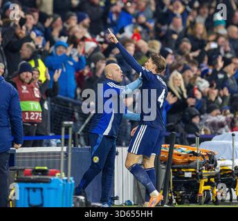 Hampden Park, Glasgow, Großbritannien. November 2025. FIFA-WM-Qualifikation internationaler Fußball, Schottland gegen Dänemark; Scott McTominay aus Schottland feiert, nachdem er in der 3. Minute einen Treffer erzielte. Credit: Action Plus Sports/Alamy Live News Stockfoto